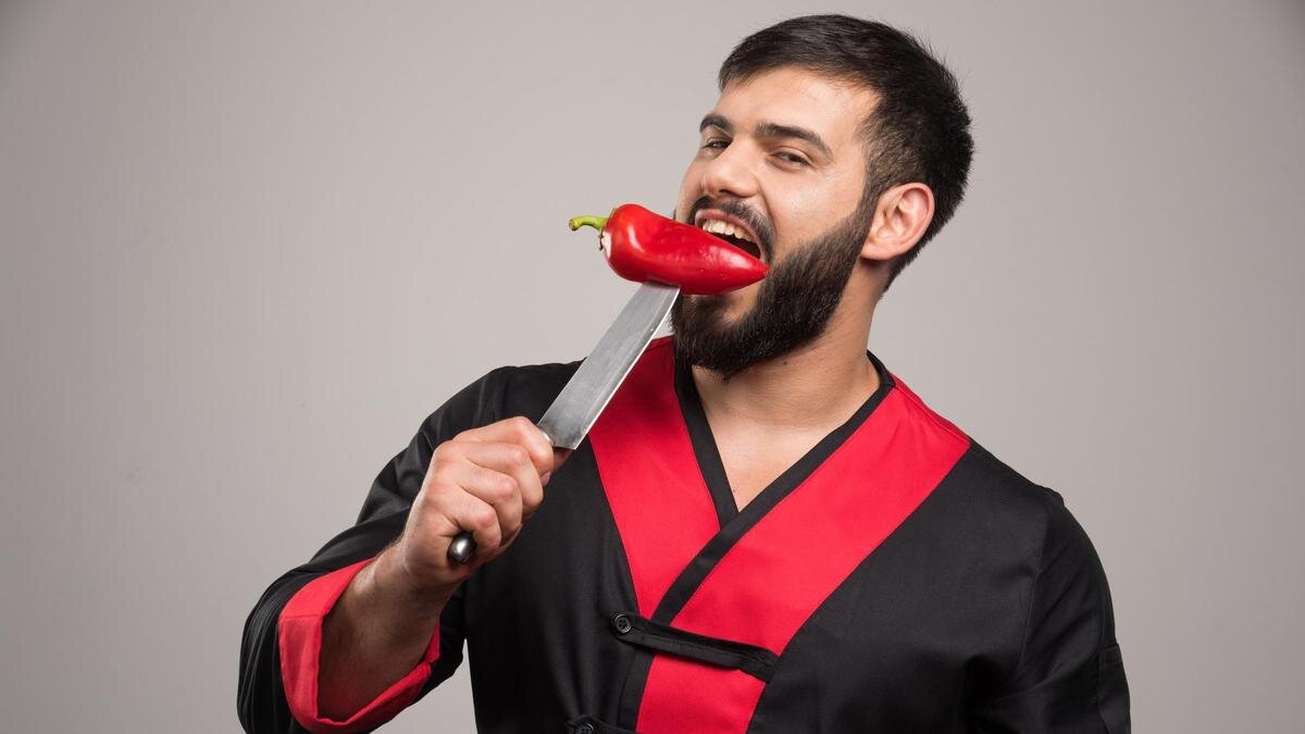 Мужчина перец. Перчик мужчины. Человек есть острую пищу. Мужик с овощами. Эмиль ест помидор.