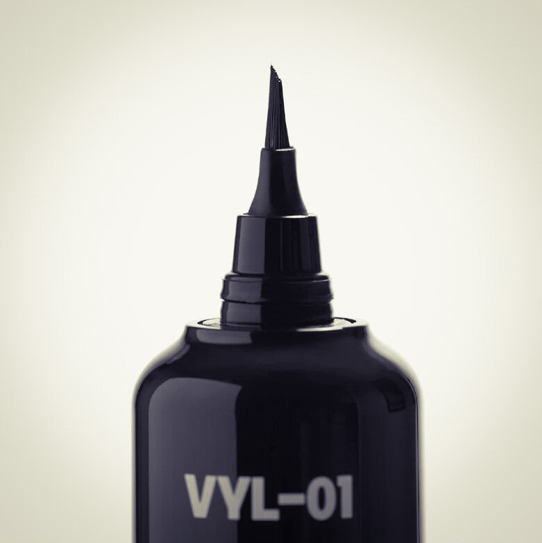 ногтя дождалась жалюзи. жалюзи открытые. ламели для жалюзи горизонтальные. ногтя дождалась жалюзи. приоткрытые жалюзи.