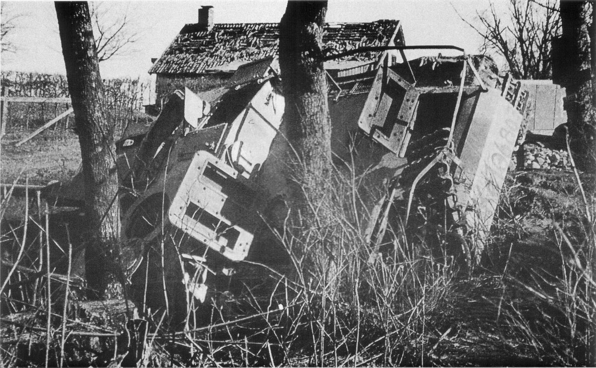 Стандартное StuG III Ausf.G поздних  выпусков без циммерита, с дистанционным пулеметом на крыше рубки,  штатными бортовыми экранами.