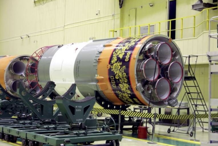 Фото раскрашенной под хохлому ракеты-носителя «Союз-2.1а» (источник – пресс-служба госкорпорации «Роскосмос»)