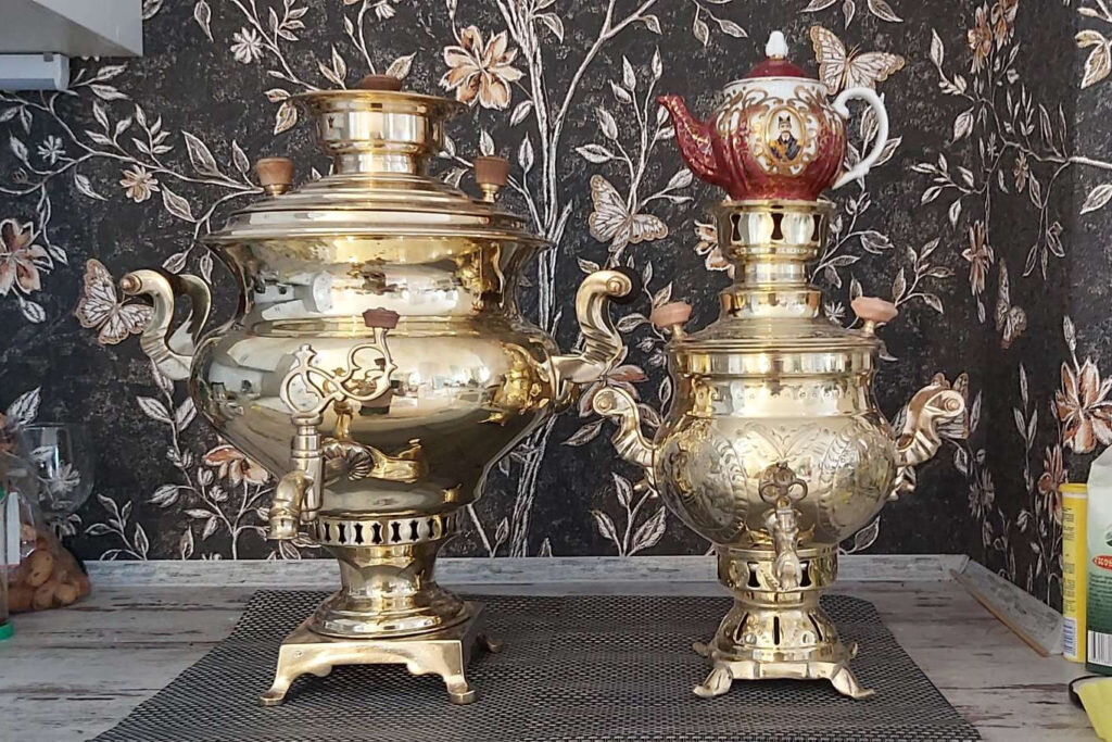 Старый тульский и современный иранский самовары на псковской кухне. © Денис Шумаков