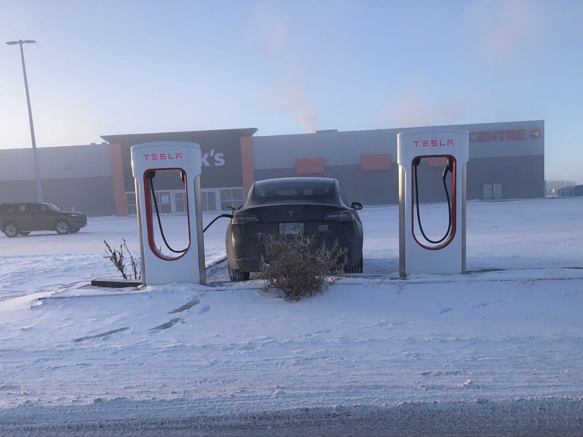 Сколько часов нужно заряжать автомобильный аккумулятор 60 ач. Напряжение и ток при зарядке смартфона. Аккумулятор зарядился за час. Емкость аккумулятора от напряжения автомобильного таблица. Таблица емкости аккумулятора.