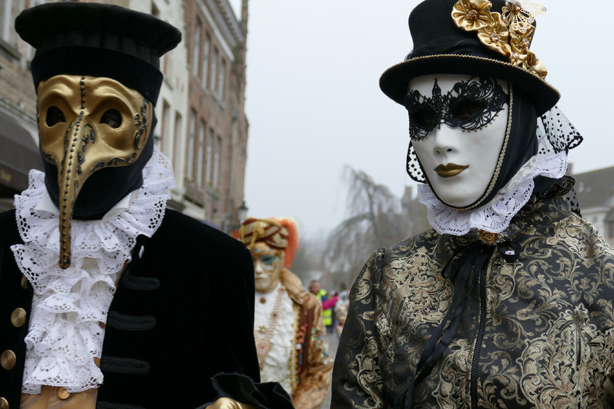 Одевали карнавал. Венецкий карнавал в Италии. Венецианский карнавал Баута. Педролино Венецианский карнавал. Карнавал в Венеции 2023.
