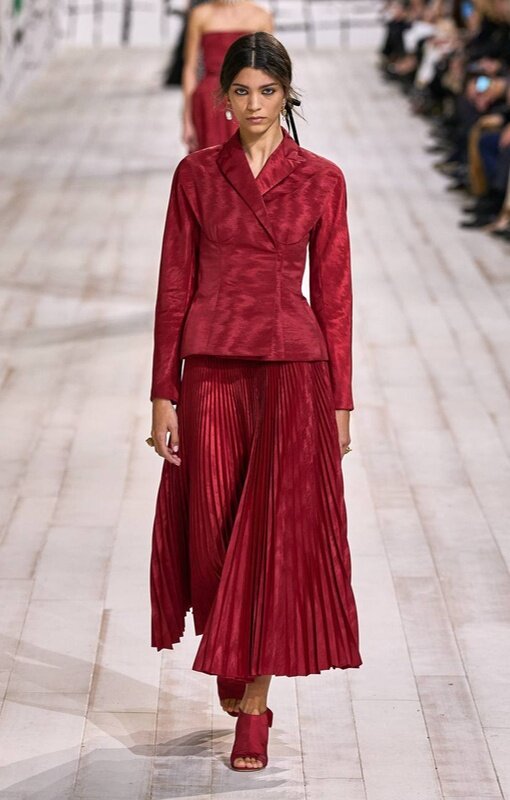 Париж как всегда отличился женственностью, сексуальностью и лаконичностью