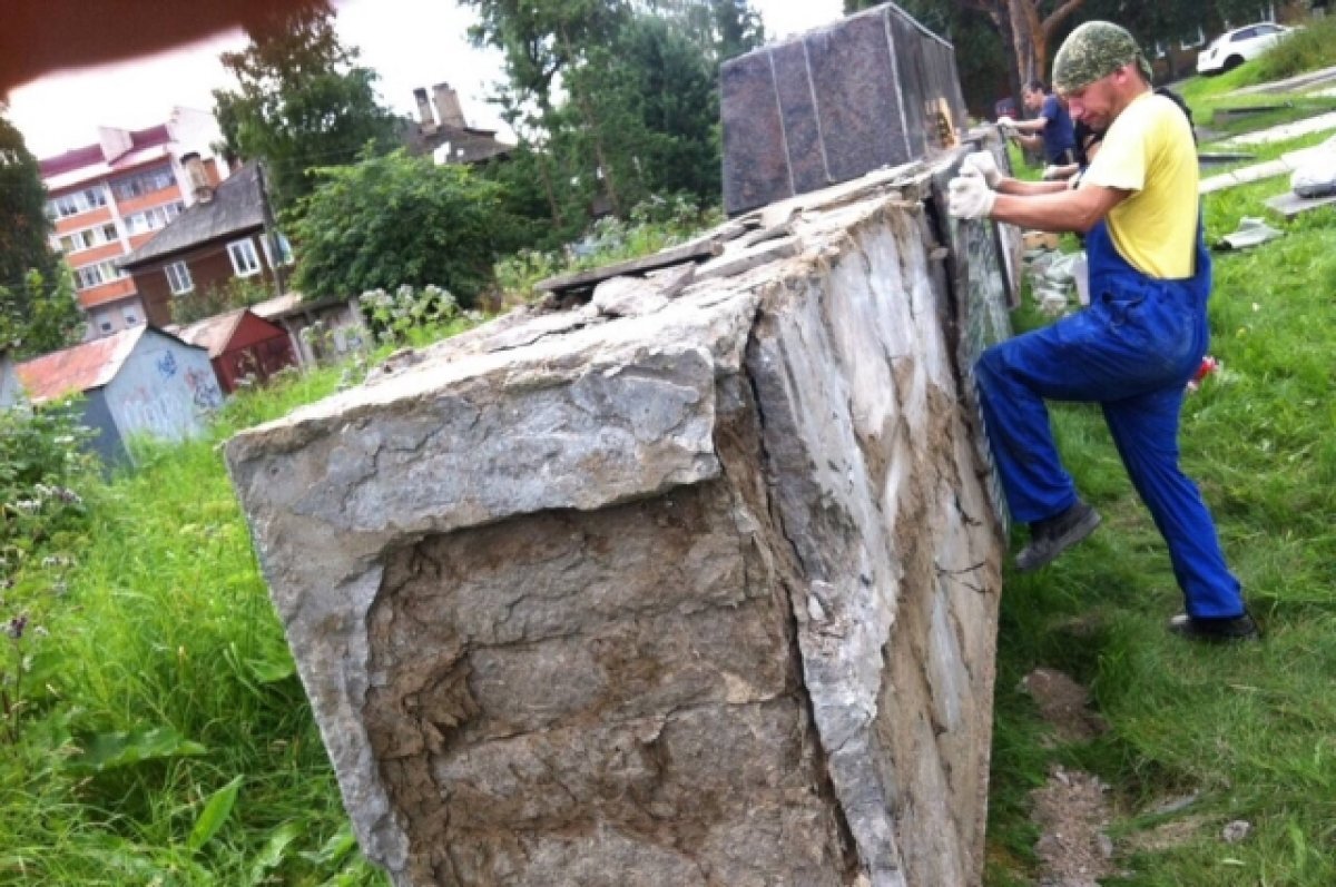    Братскую могилу в Тикше должны доделать весной 2024 года