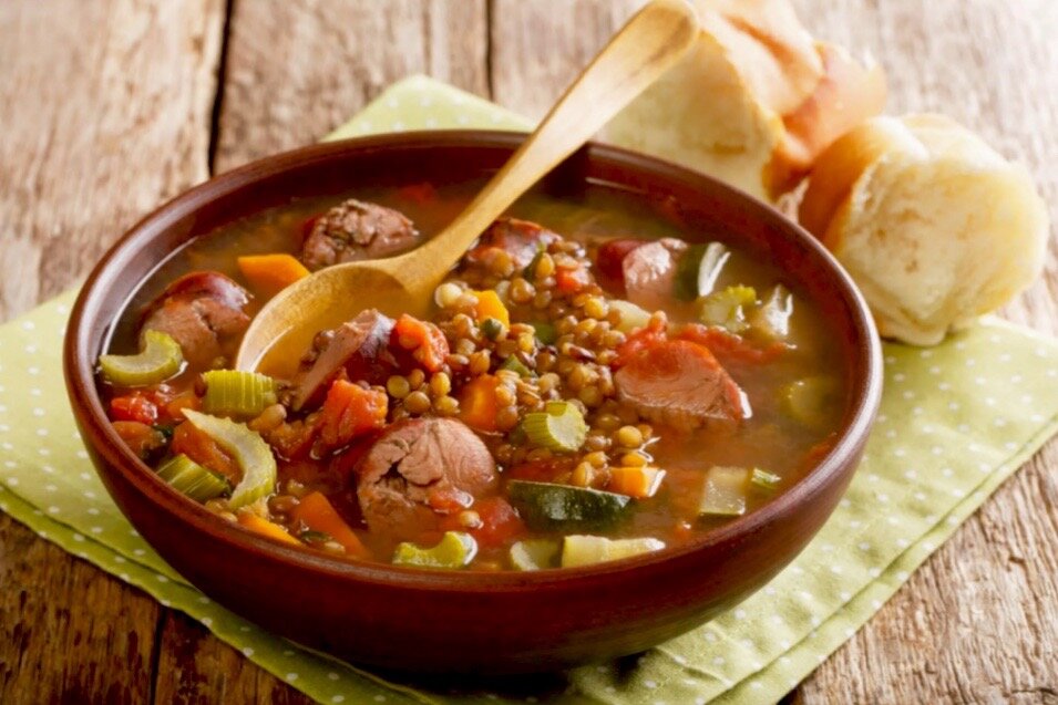 Чечевичный суп с колбасой.