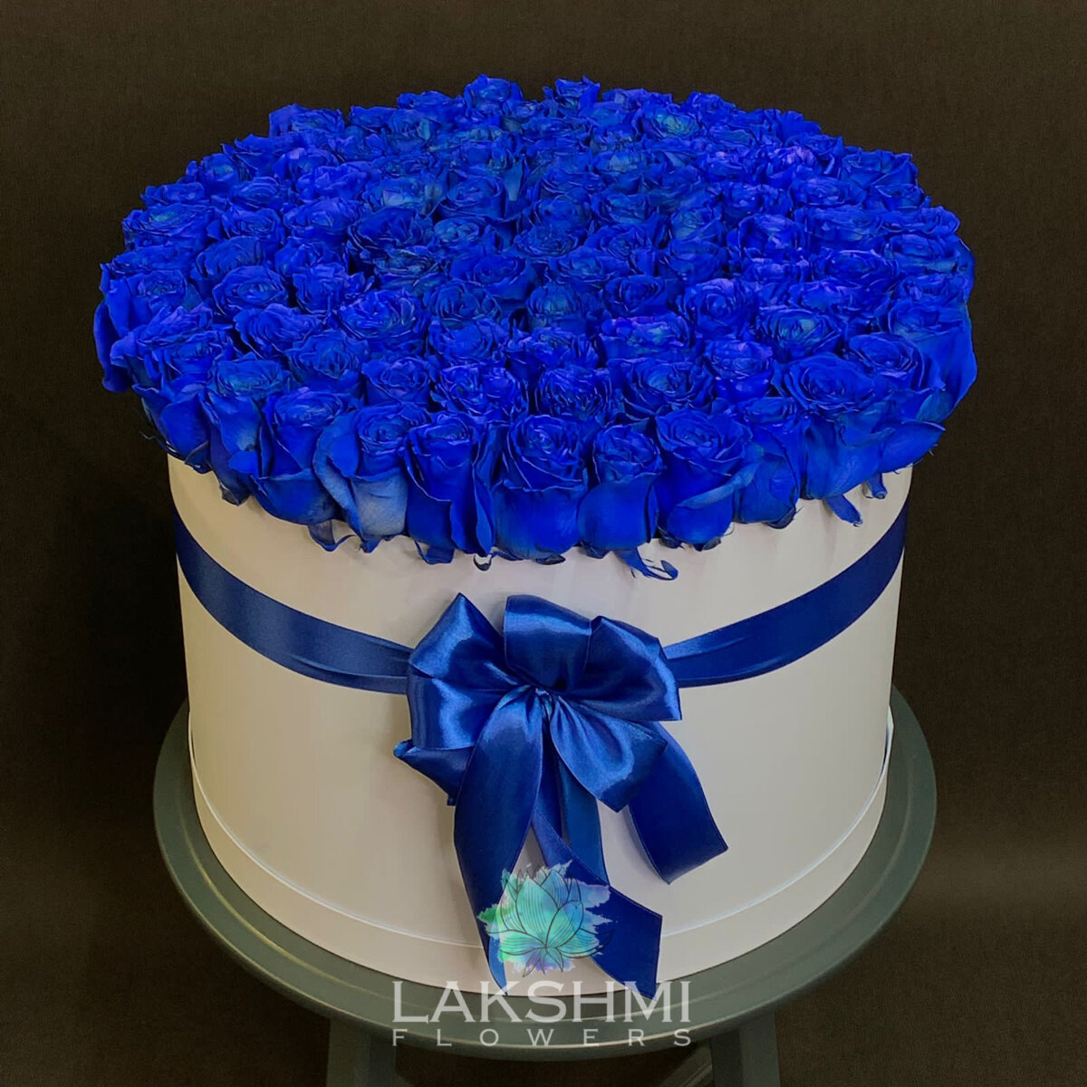 101 синяя роза в шляпной коробке. Сорт Mondial.