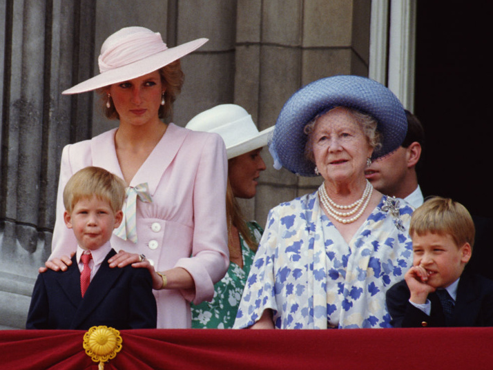 Я сказала не разговаривай со мной. Не хочешь со мной общаться. Ты говоришь со мной но делаешь это без уважения. Я сказала не разговаривай со мной. Я не хочу говорить.