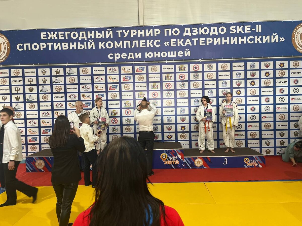 Хромая лошадь пермь 5. 2009 сапсан. Могилы жертв хромой лошади. Снег катастрофа. Снегопад в донецке.