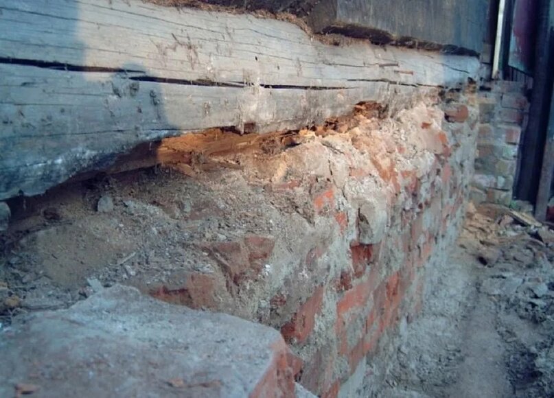 Разрушение под деревянным домом