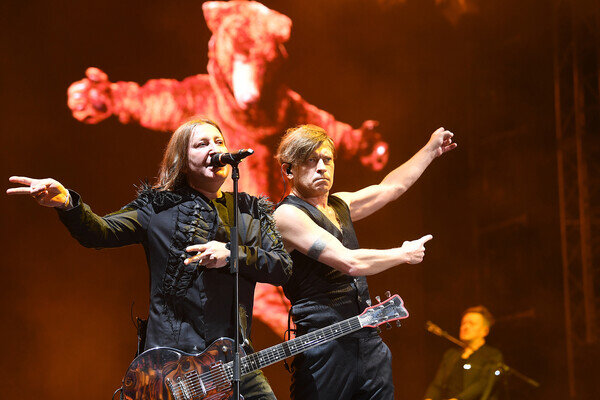 Участники рок-группы «Би-2» Шура (Александр Уман) и Лёва (Егор Бортник) / Екатерина Чеснокова/РИА Новости