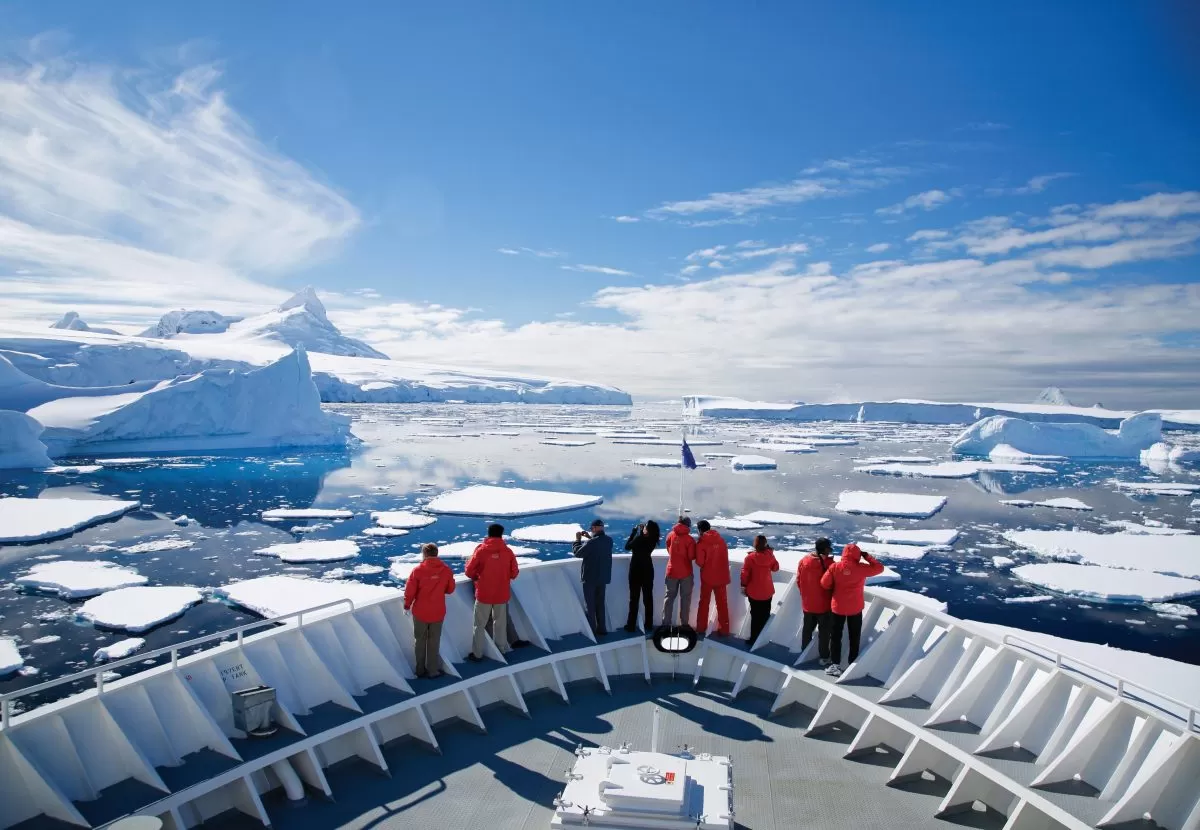 почва зимой. ливень. зимнее поле. холодно сырая земля. снег поле.