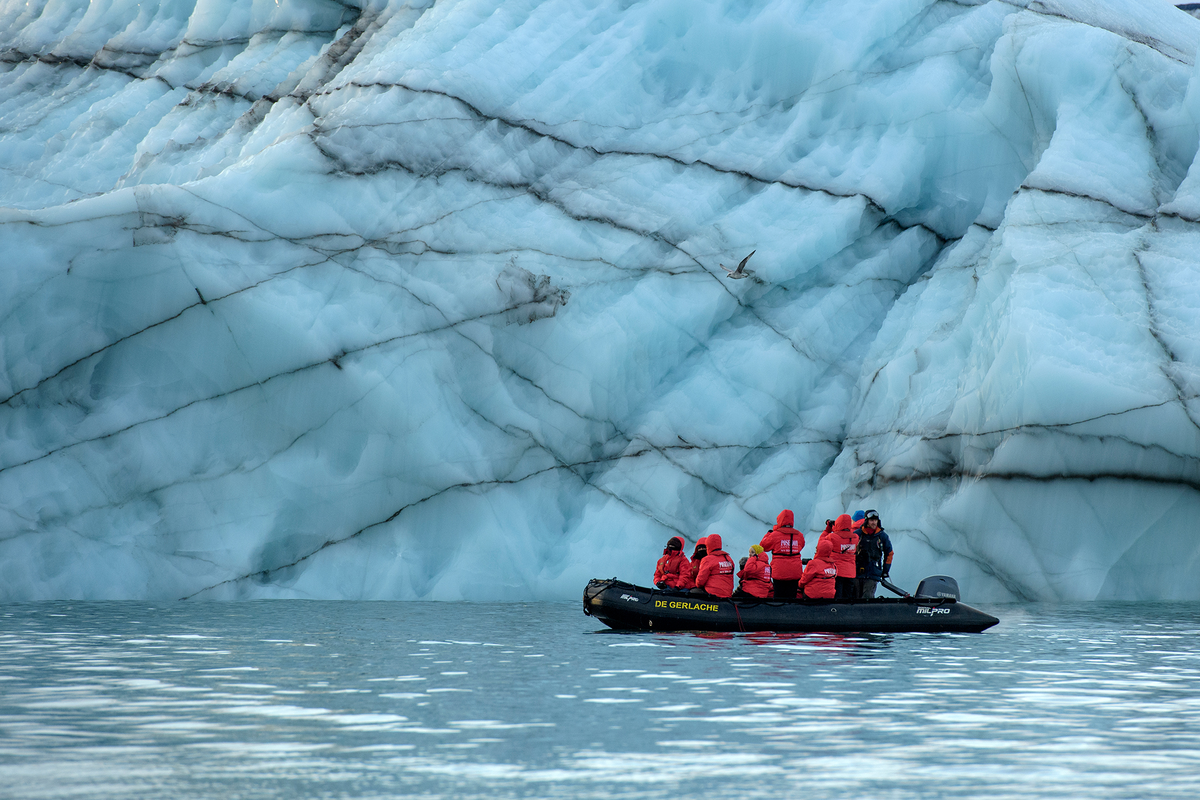 снаряжение промышленного альпиниста. нужна опасная работа. неблагоприятные условия труда. строители высотники. ловля крабов на аляске.