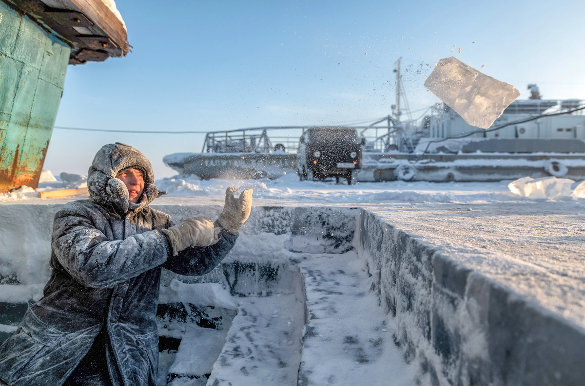 Человек в снегу. Укутанный человек. Холод. Переохлаждение осень зима. Холод 9.
