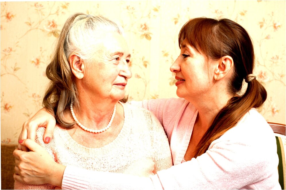 кричащая девушка. человек рассказывает. взрослые могут многое рассказать. человек говорит. взрослые могут многое рассказать.