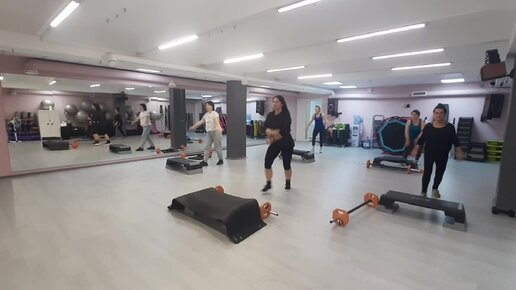 Степ-аэробика фит. L-step в степ аэробике. Джаст джим митино степ аэробика. Степ аэробика. Степ-ап (step-up) аэробика.