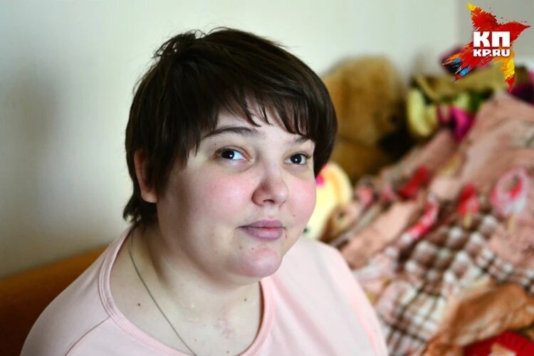 Девушка на вокзале с чемоданом. Хочу уехать цитаты. Уехать далеко. Люди на перроне. Уехать позвонить.