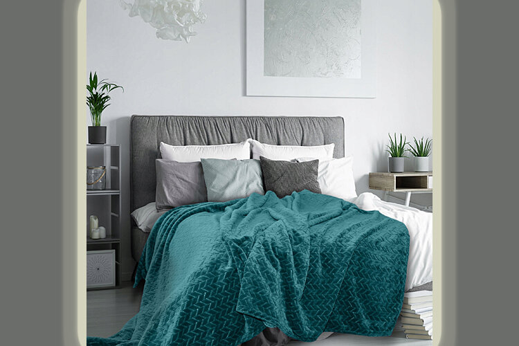 иконы над кроватью. иконы над кроватью. иконы в спальне современный интерьер. спальня с гардеробной за изголовьем кровати. спальня в стиле винтаж.