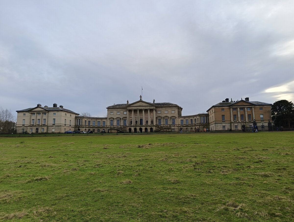 Фото темновато - ближе не охватить все здание