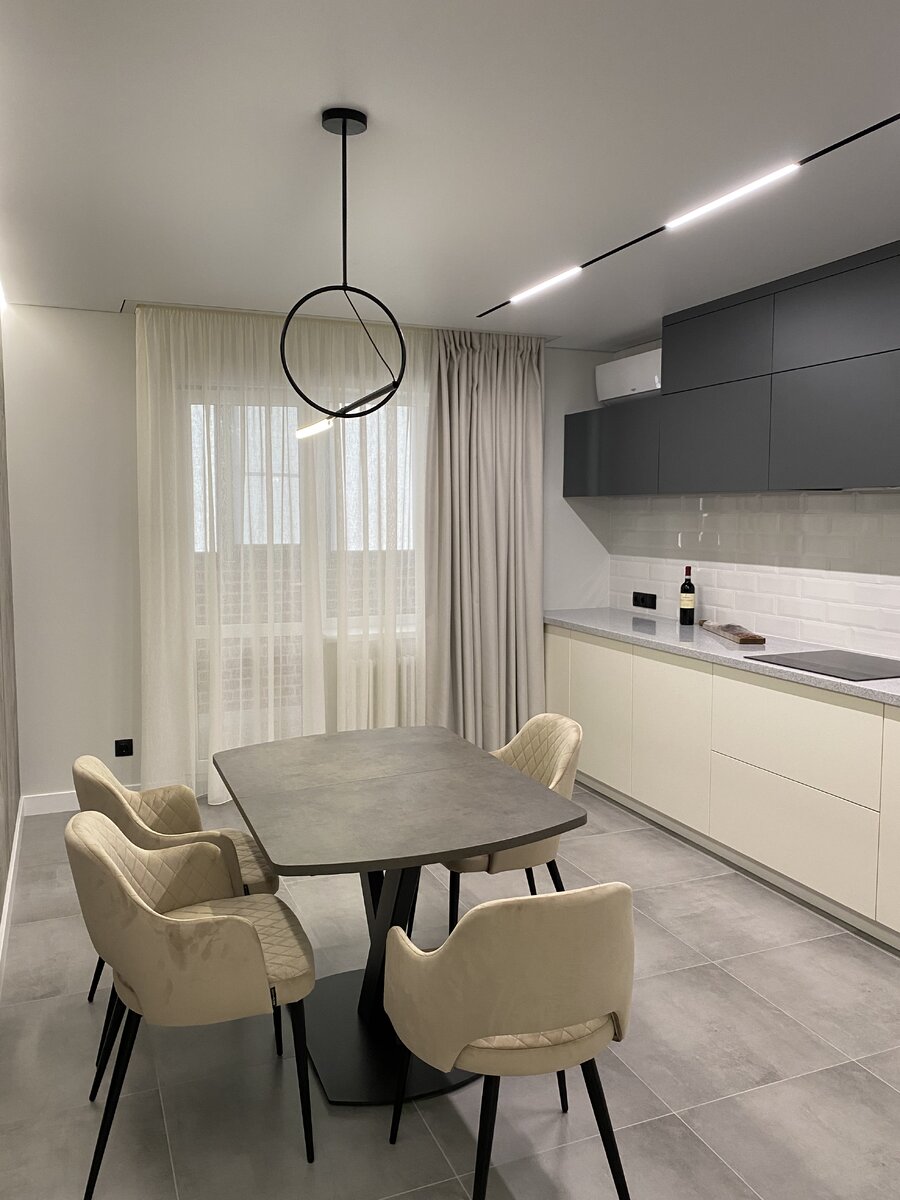 шторы в современном интерьере 2022. шторы в интерьере спальни в современном стиле. стильные шторы для гостиной. современные шторы. модные шторы.