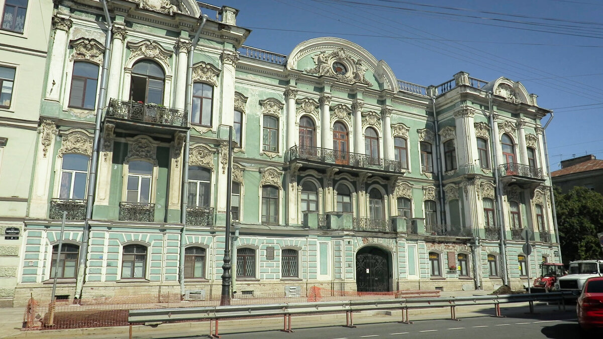 Это доходный дом на Чайковского, 10. Так он выглядел в 2020 году, в 2024 он уже перекрашенный стоит, эффект немного не тот.