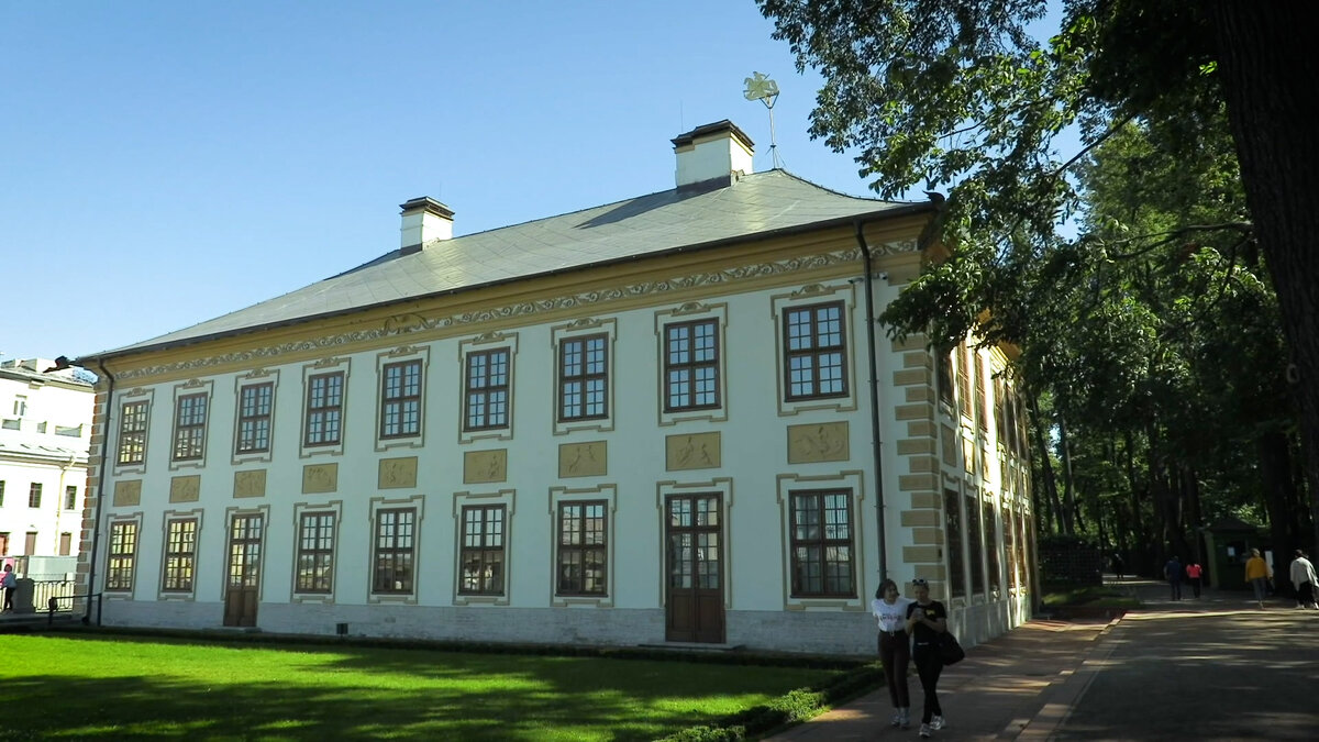 А вот этот скромный домишко - императорский дворец! (Летний дворец Петра I)