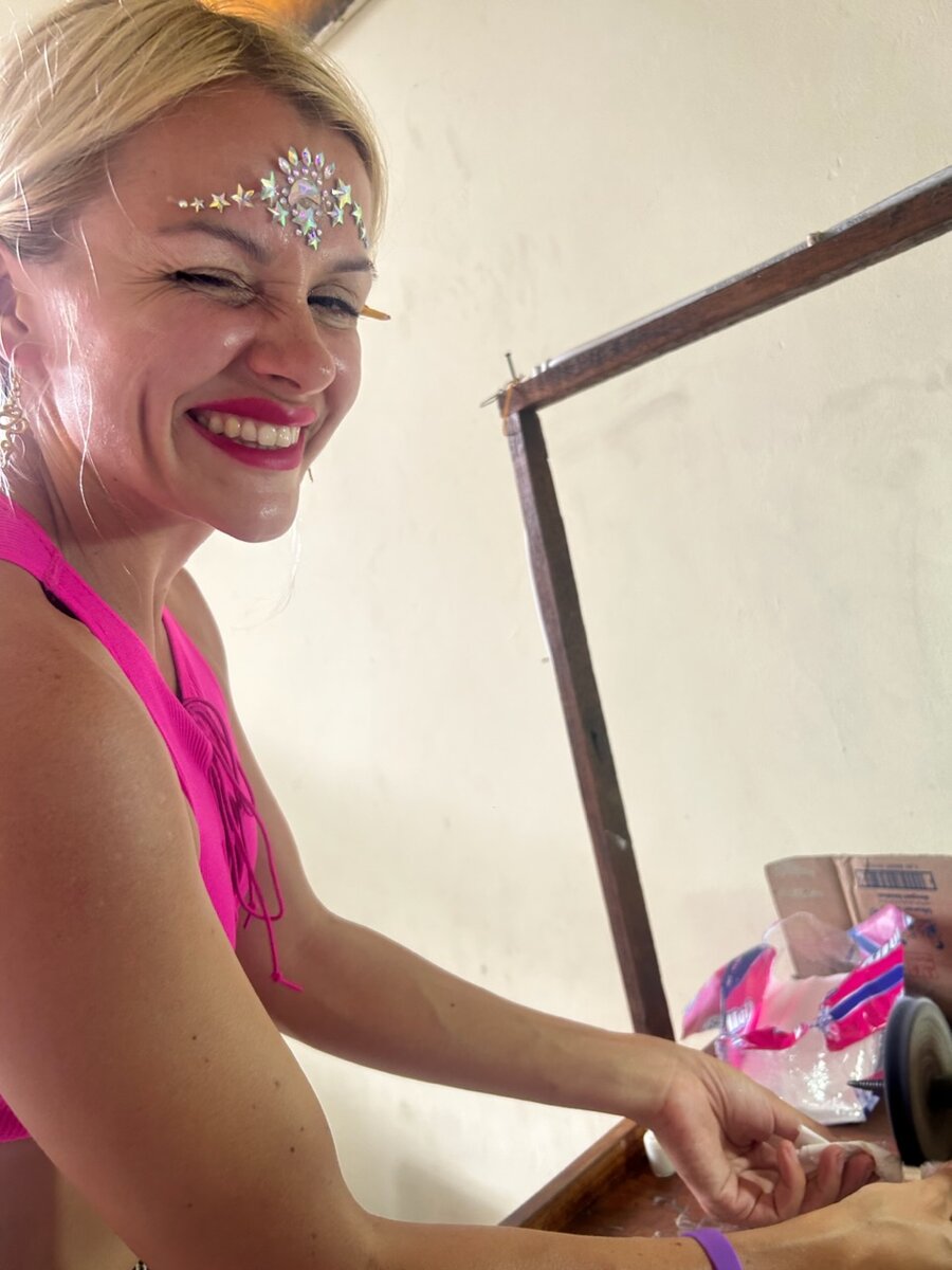 Бог творит мир. Бог создает остров. Вишну бог древней индии. Творение бога. Иисус несет на руках.