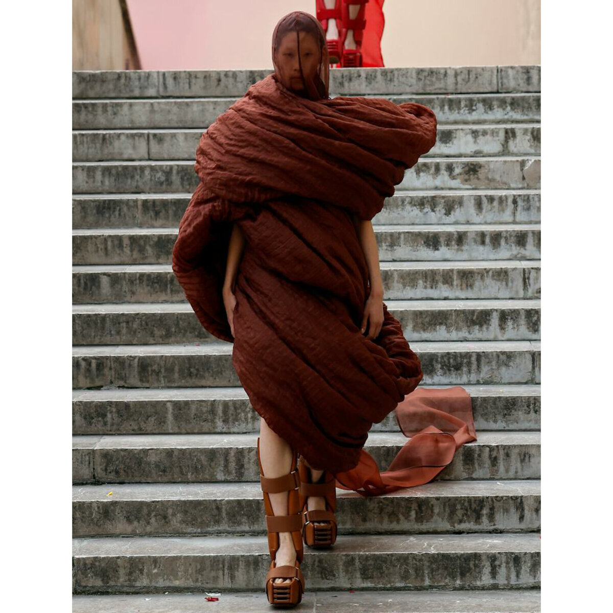 Источник: https://www.wmagazine.com/fashion/paris-fashion-week-spring-2024-runway-photos-best-looks