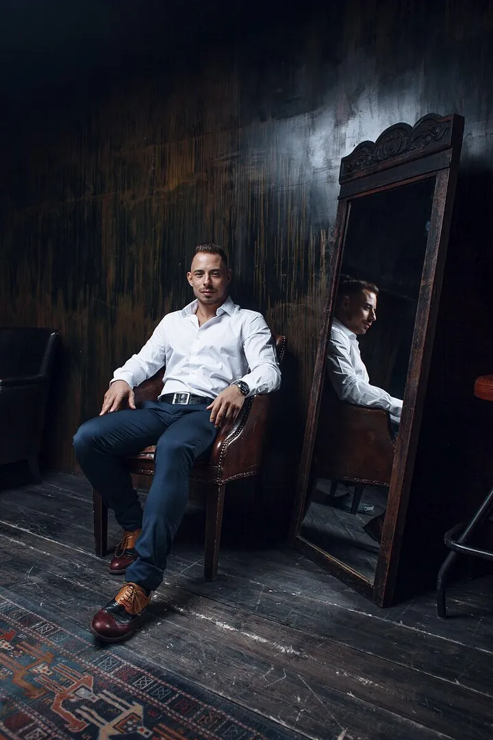 покупатель в магазине. девушка в растерянности. недовольная женщина. часы ожидание.