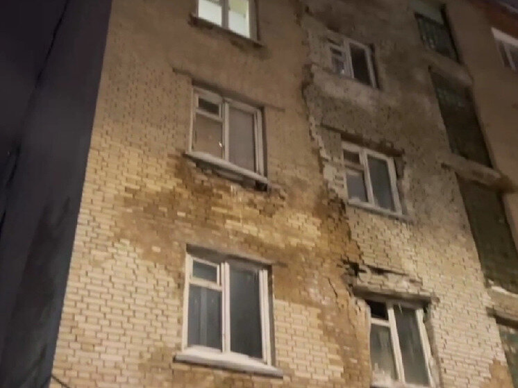 Заброшенная квартира бомжа. Фото захламленной квартиры. Хозяин квартиры умершего. Мертвый человек в квартире. Мертвый человек на кровати.