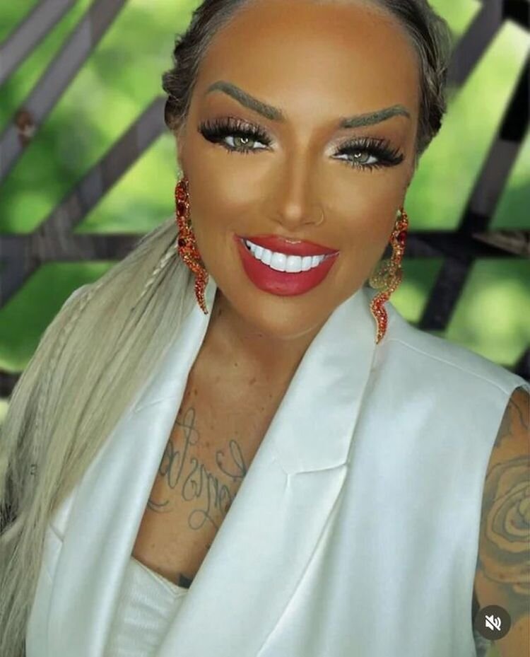 Источник: https://www.reddit.com/r/Instagramreality/comments/18pa019/how_do_people_think_this_actually_looks_good