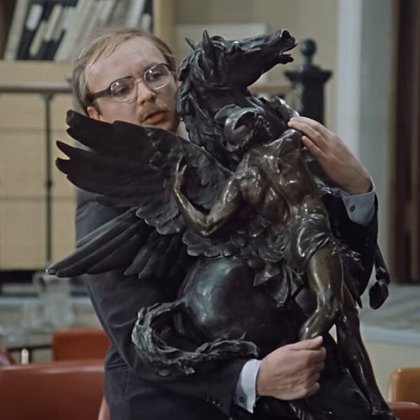     Историю бронзового коня из «Служебного романа» рассказали к юбилею «Мосфильма»