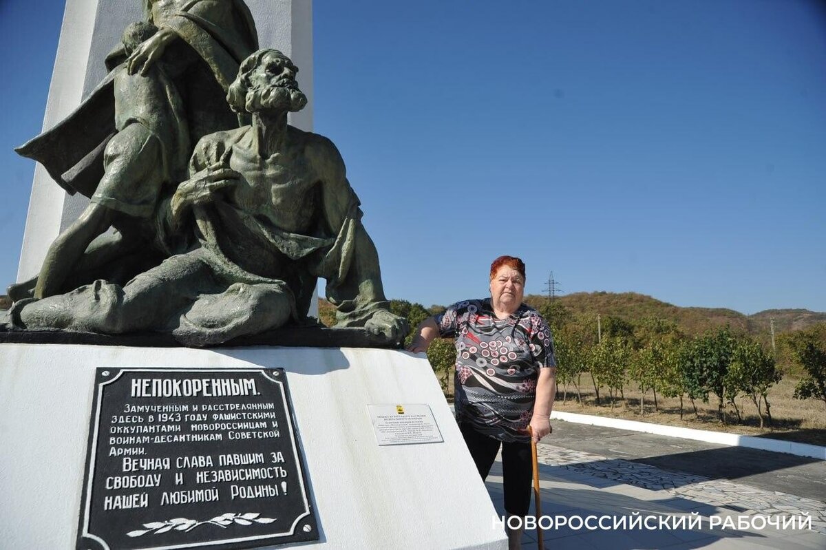 Зоны новороссийска. Памятники Новороссийска. Статуя в Новороссийске. Памятник самолет Новороссийск. Кавказ памятник Новороссийск.