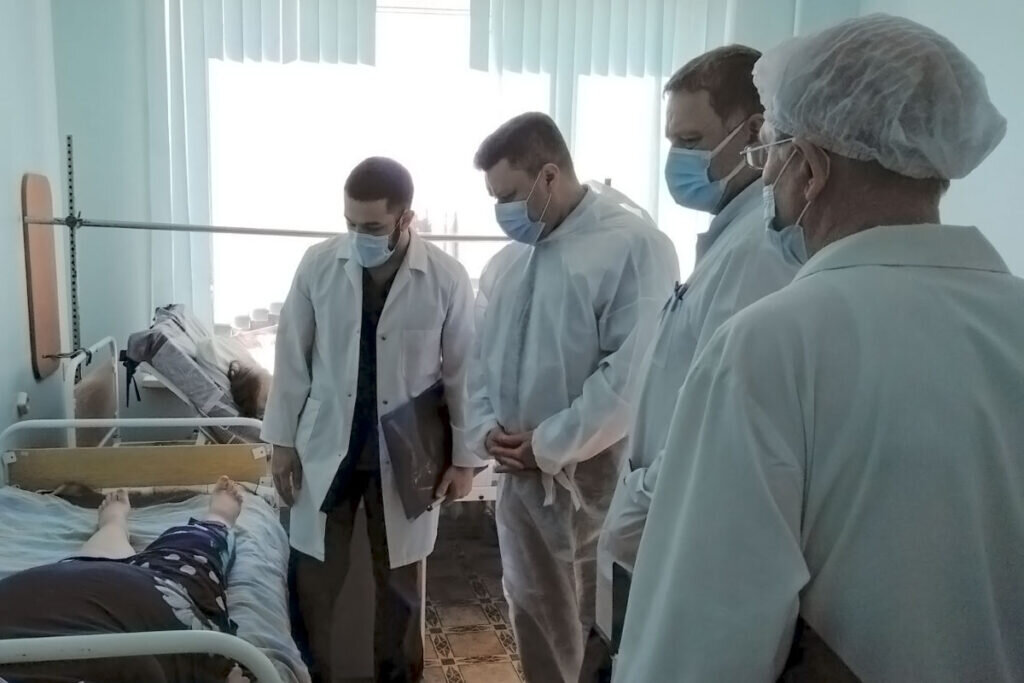 Вызов врача на дом больница. Вызвать терапевта на дом. Вызов врача. Колл центр городская поликлиника. Вызов врача на дом больница.