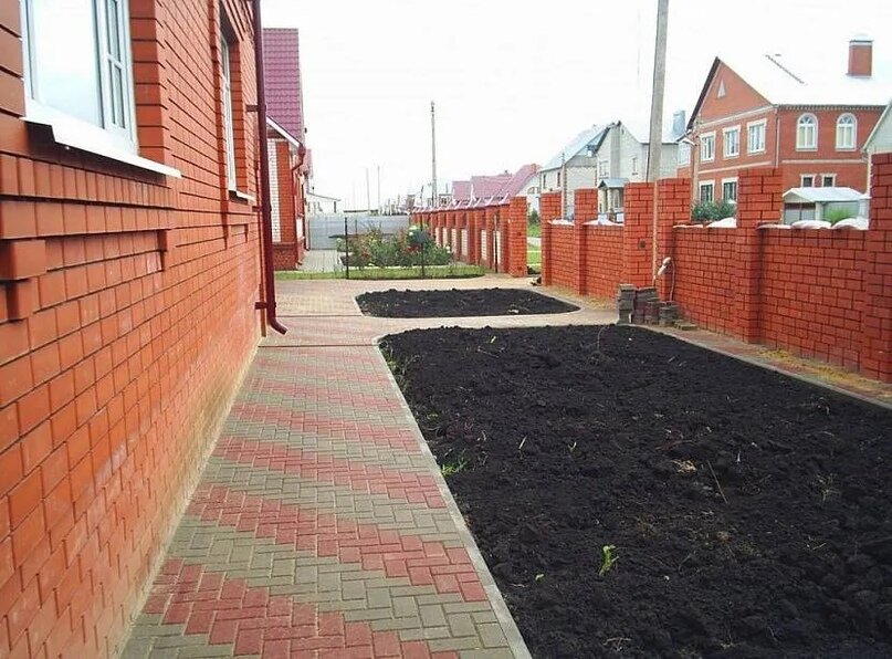 Красивая отмостка, переходящая в дорожку, как часть ландшафтного дизайна