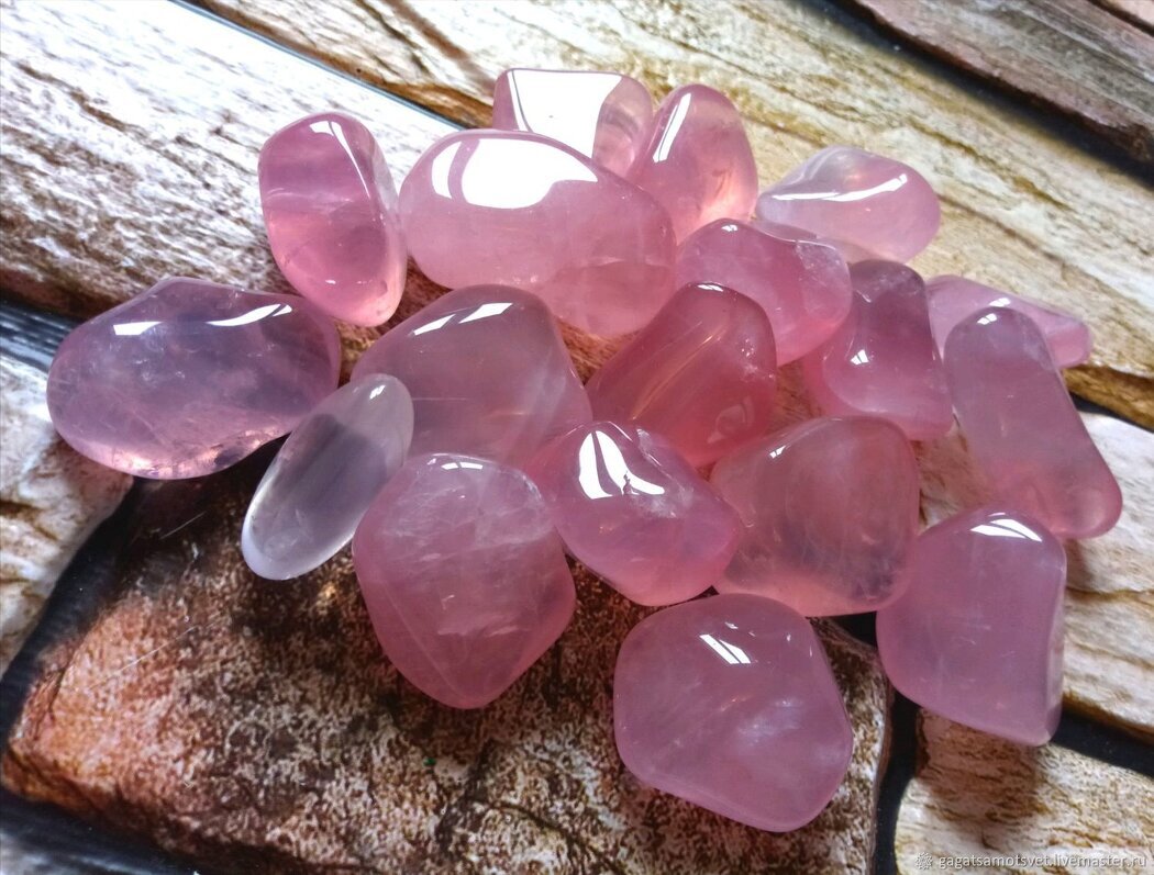 Розовый кварц для чего. Розовый кварц минерал. Кварц поделочный камень. Полудрагоценные камни розовый кварц. Камни Самоцветы розовый кварц.