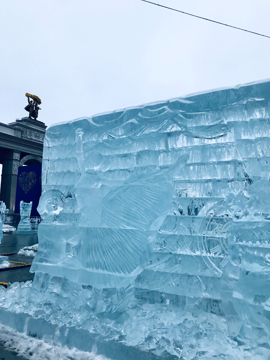 Выставка ледяных скульптур у входа на ВДНХ. Ледяные скульптуры 2024.