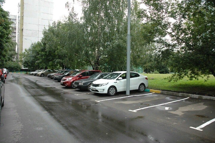 Парковка у многоэтажного дома