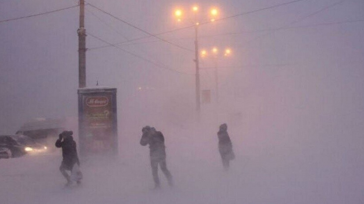 Ветер 1 февраля. Сильный ветер в Мурманске. Сильная метель в городе. Снежная буря в городе. Сильная Пурга.