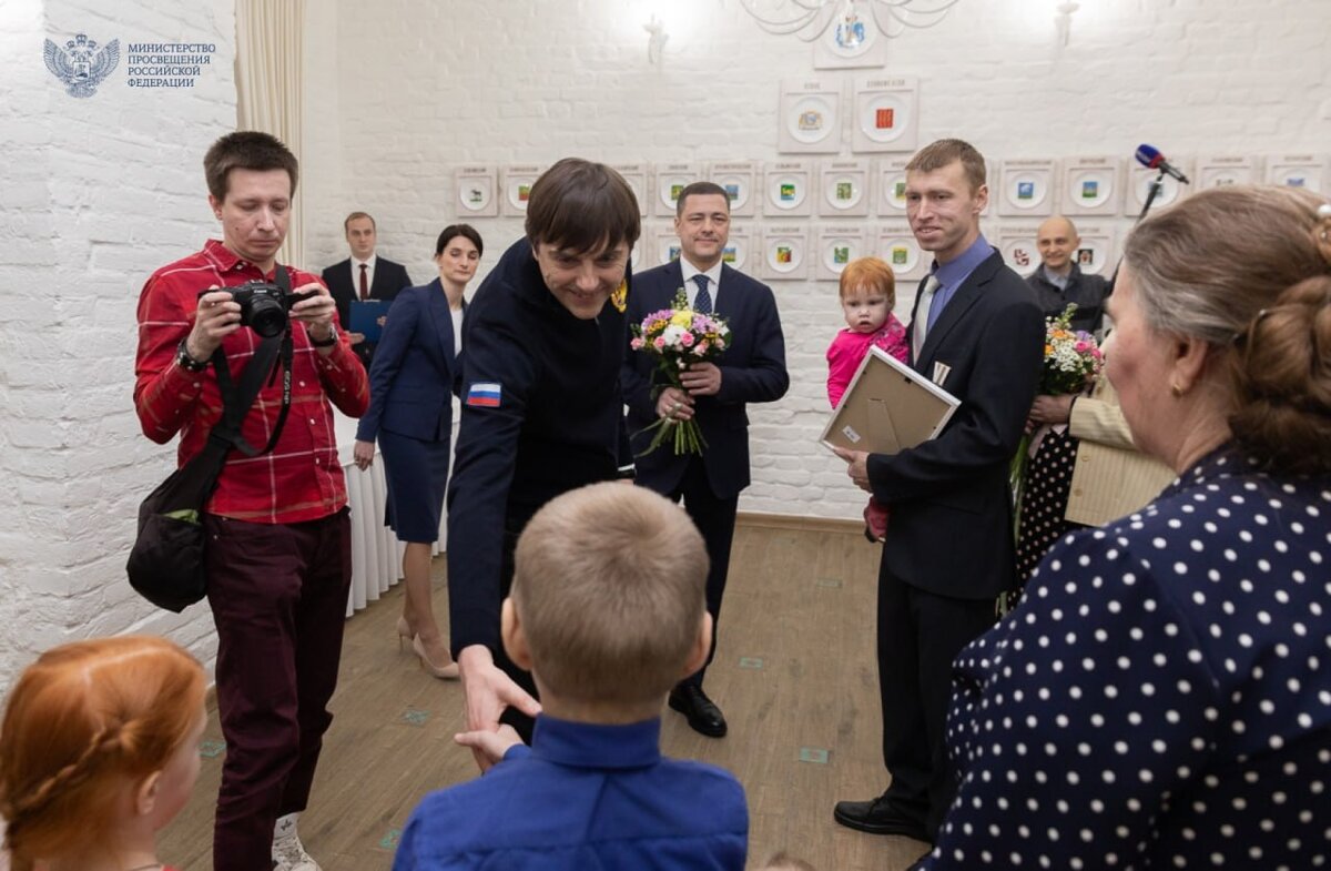 Учитель иностранного. Учитель ин яз. Педагог английского. Учитель иностранного языка. Учительница английского.