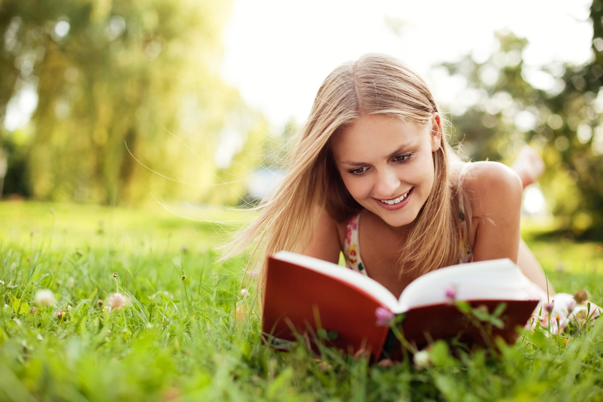 Чтение развлечение. Чтение летом. Фотосессия с книгой на природе. Лето с книгой. Девочка с книжкой.