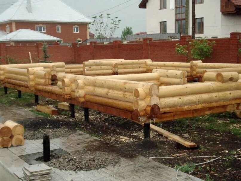Строительство дома из бревен на сваях