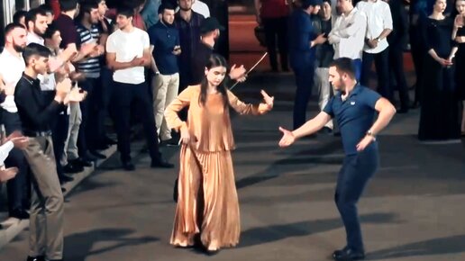 кавказская девушка танцует. кавказская девушка танцует. лучше всех девочка лезгинка. кавказская девушка танцует. ловзар 2020.