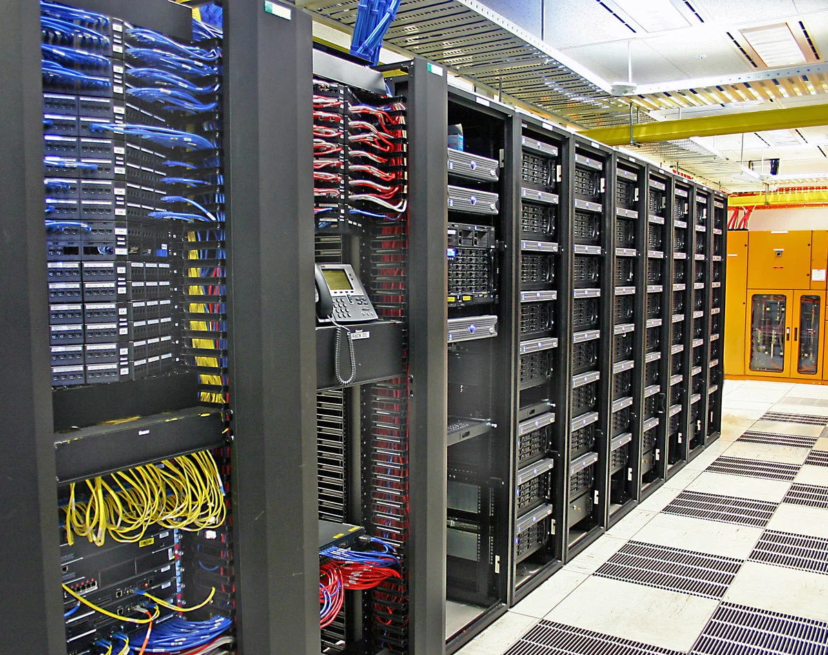 Одиночный сервер 1С Одиночный сервер 1С представляет собой один сервер, на котором размещены все компоненты системы 1С.