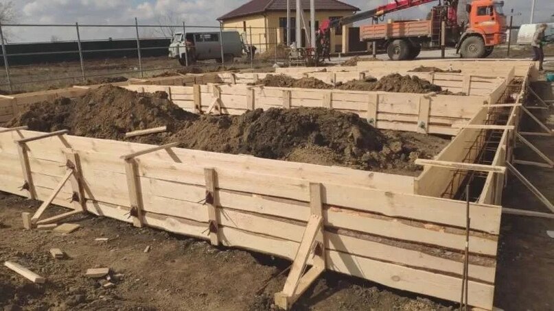 Самодельная одноразовая опалубка для ленточного фундамента