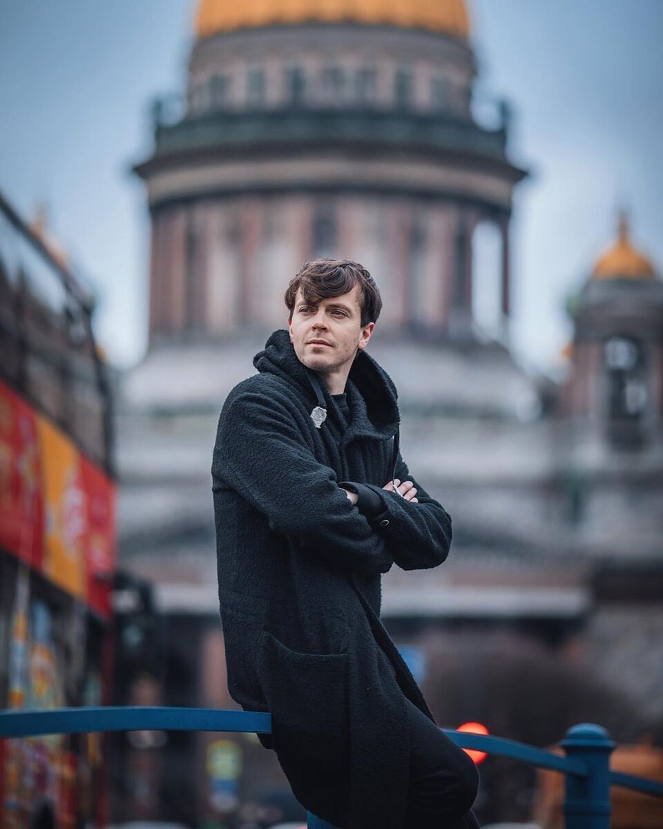 мужчина в зеркале. у мужчины долго стоит. у мужчины долго стоит. парень смотрит в зеркало. у мужчины долго стоит.