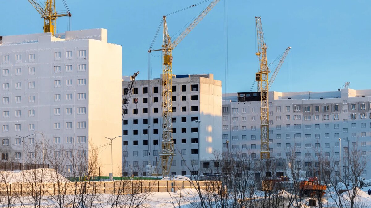 строим в регионах. стройка многоэтажного дома. строительная организация. стройка инфраструктуры. строительные рабочие.