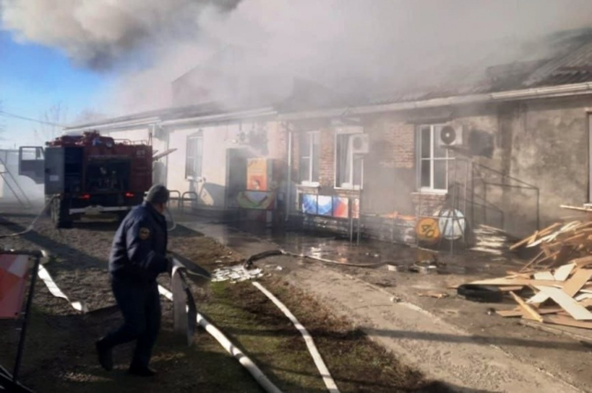    На Кубани из полыхающего Дома культуры эвакуировали 20 детей и 8 взрослых