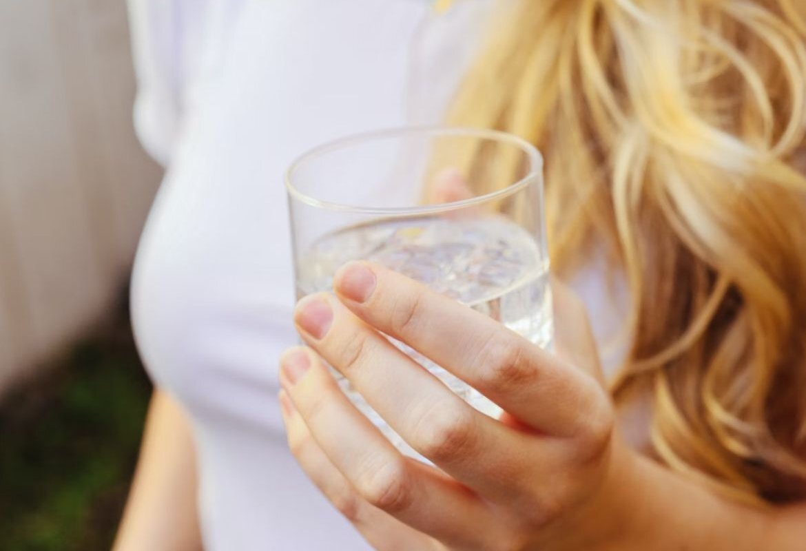 Врач- гастроэнтеролог Наталья Слюняева посоветовала правильно пить воду вечером для поддержания здоровья и улучшения качества ночного сна. Врач Слюняева сообщила в комментарии для aif.