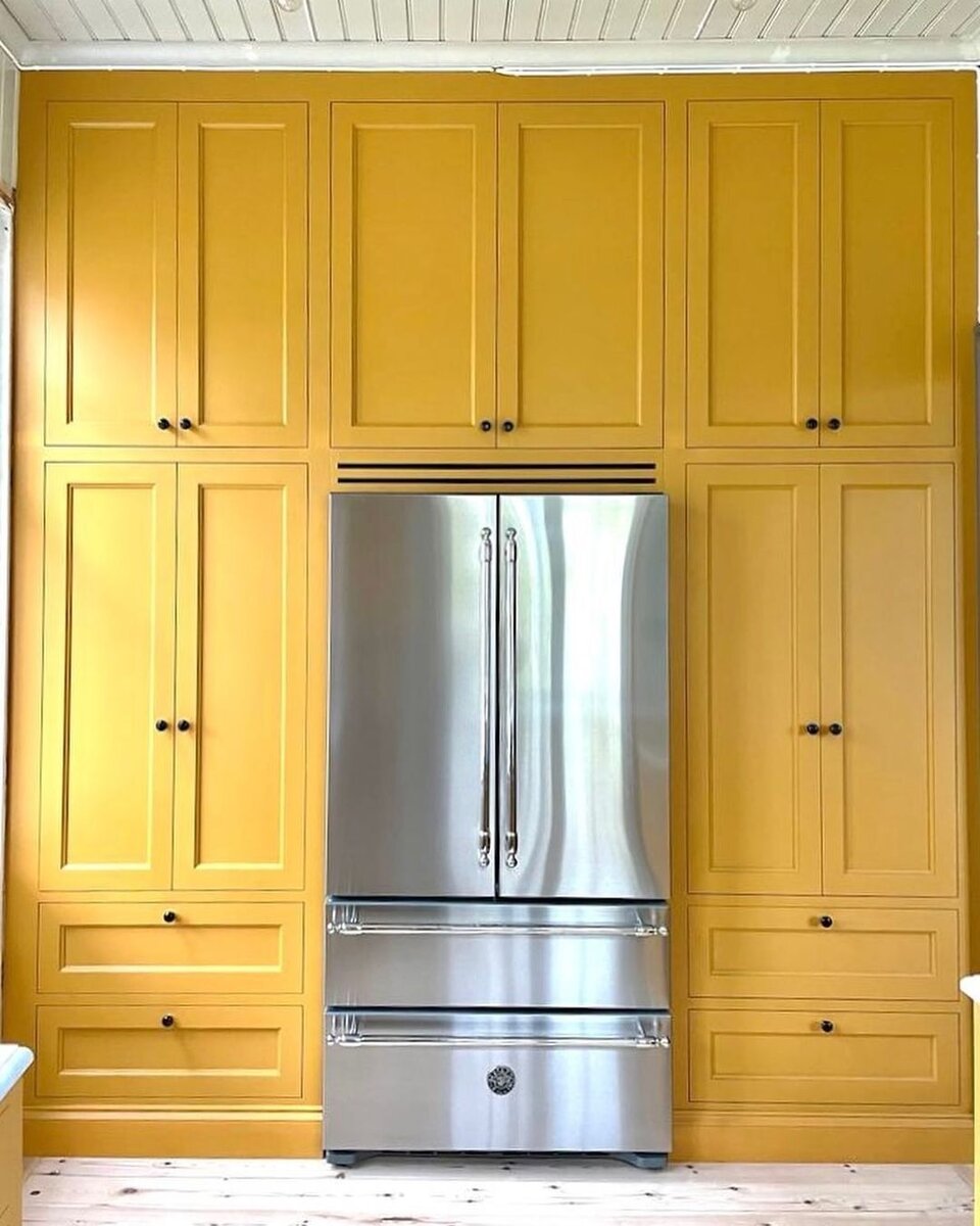 Холодильник French Door с ручками серии Heritage станет яркой деталью в интерьере и привлечет внимание каждого гостя.